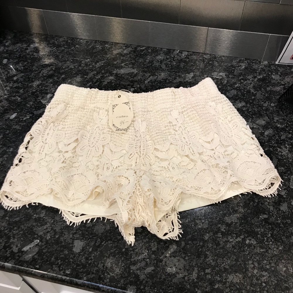 Large- NWT Entro Women’s Beige Lace Shorts
